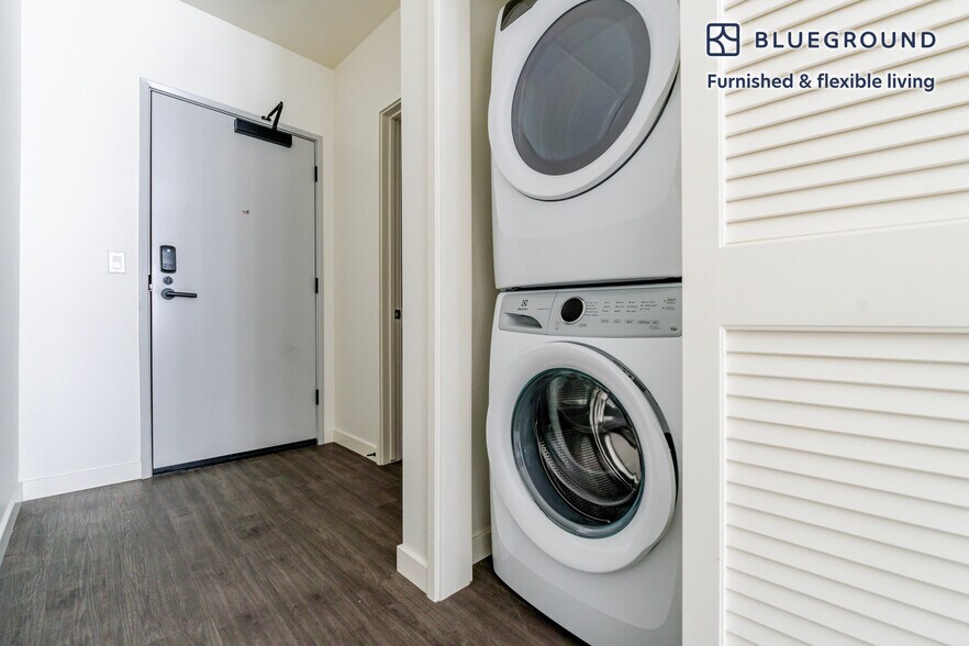 Building Photo - 10050 NE 10th St