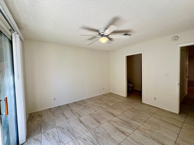 Building Photo - AVAILBLE NOW !!  3-bedroom 2 bath Duplex i...
