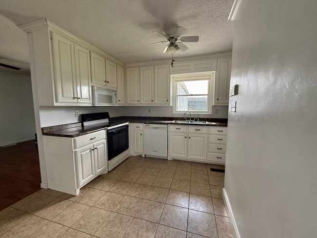 Building Photo - Charming 3 Bedroom, 2 Bathroom Home in Mus...