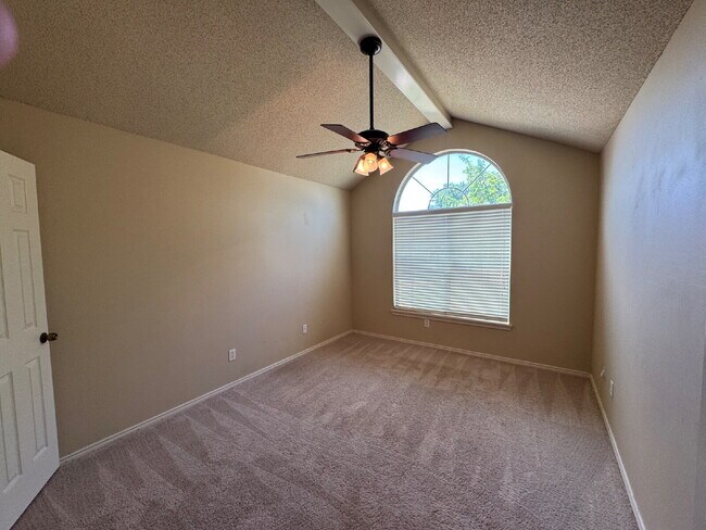 Building Photo - Lovely 3-Bedroom Home with Cozy Fireplace ...