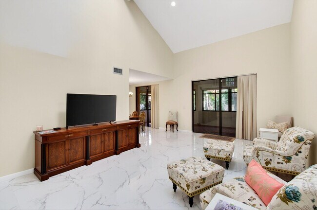 Building Photo - 7865 La Mirada Dr