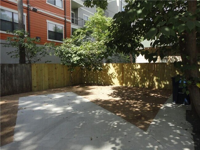 Building Photo - Charming Duplex - Heart of West Campus