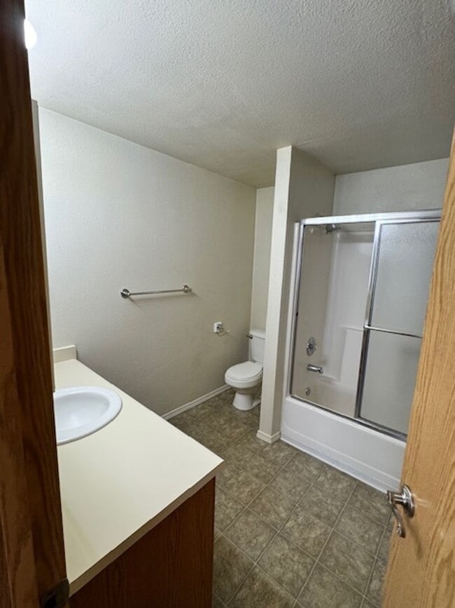 Building Photo - SINGLE LEVEL 2 BEDROOM CONDO