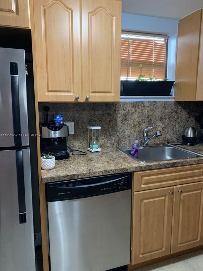 Building Photo - 8290 Lake Dr