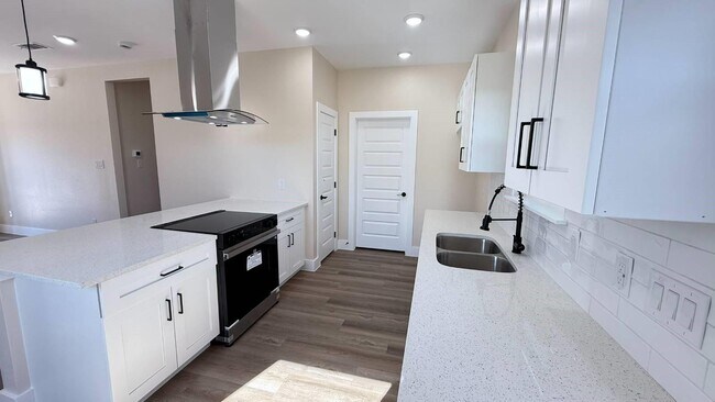 Building Photo - 2615 Creekview Dr