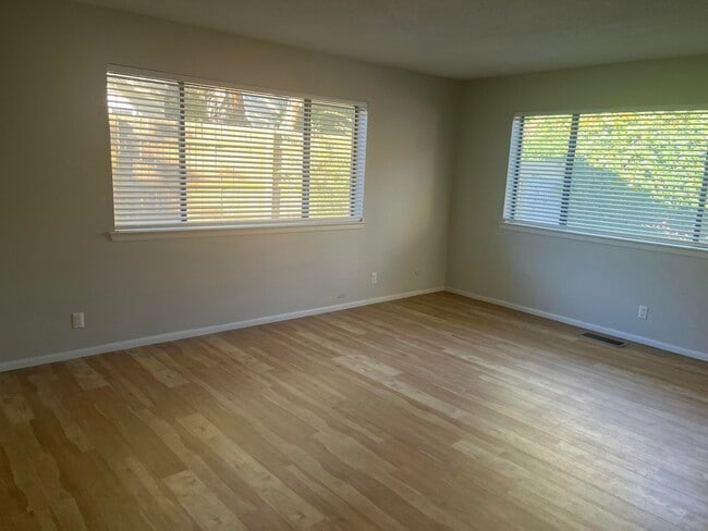 Building Photo - 4449 Walden Ln NE