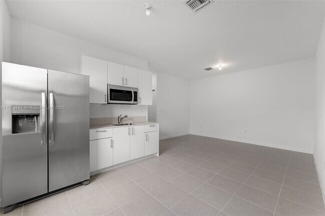 Building Photo - 2700 SE 23rd Ave