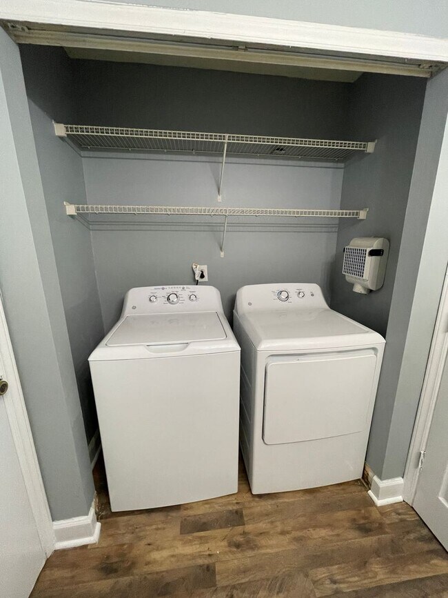 Building Photo - 2 Bed, 1.5 Bath w/ W&D in Unit-Move in Ready!