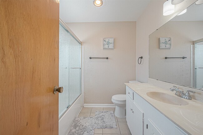 Building Photo - 2201 Fountain View Dr
