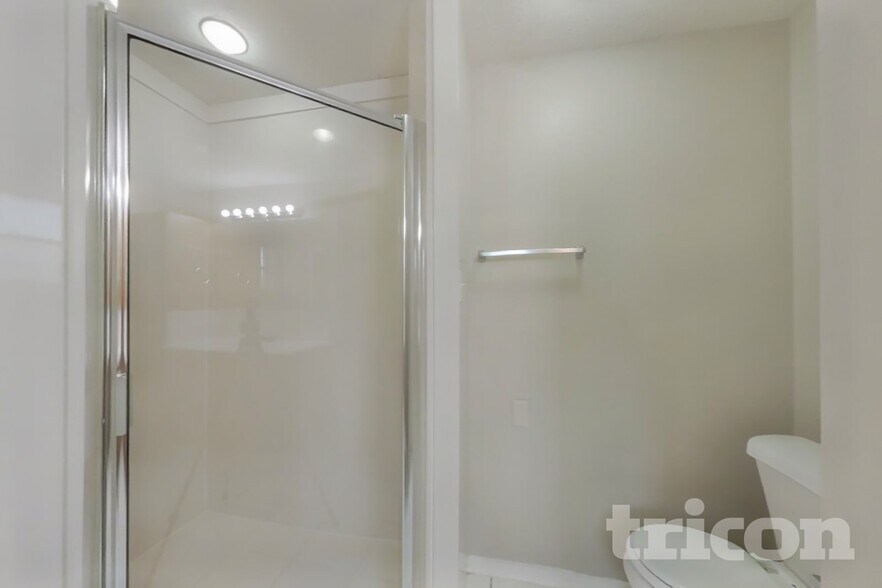Building Photo - 14831 Waterside Dr