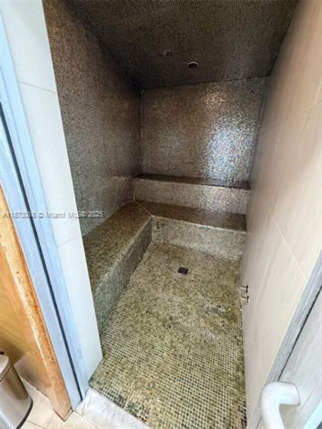 Building Photo - 18201 Collins Ave