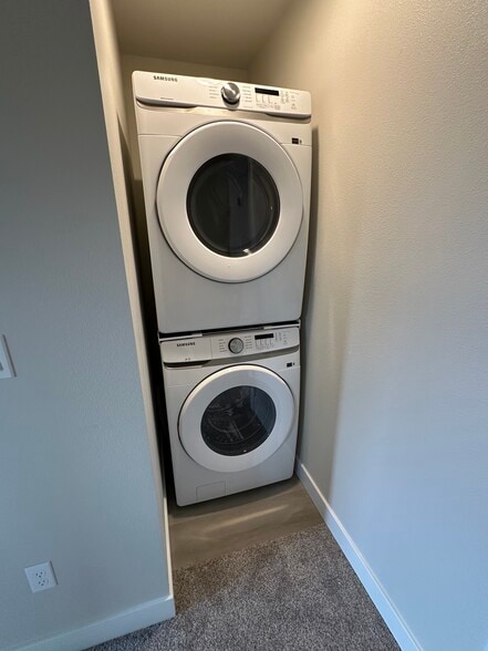 Building Photo - 450 SE Lilly Ave