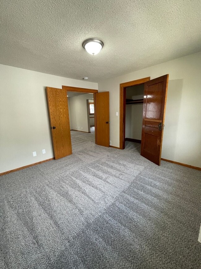 Building Photo - Remodeled 3 Bedroom , 1 Bath Home!