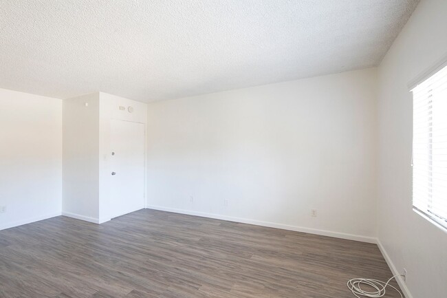 Building Photo - Large Studio in Mission Hills + Parking an...