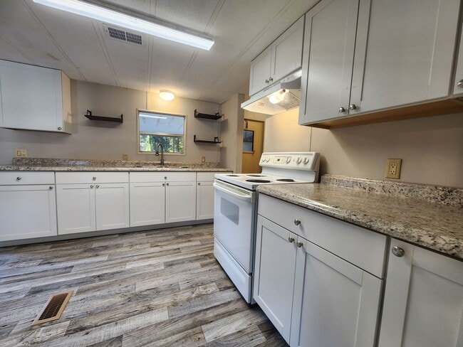 Building Photo - 2br - 2 Bed 2 Bath w/ screened porch and FULLY FENCED Backyard!