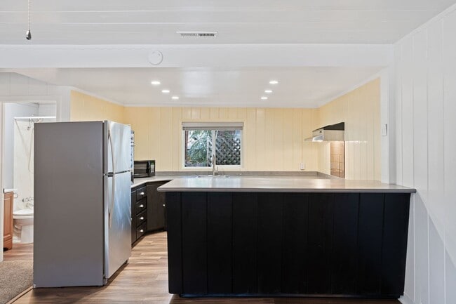 Building Photo - 2224 Helen Ave