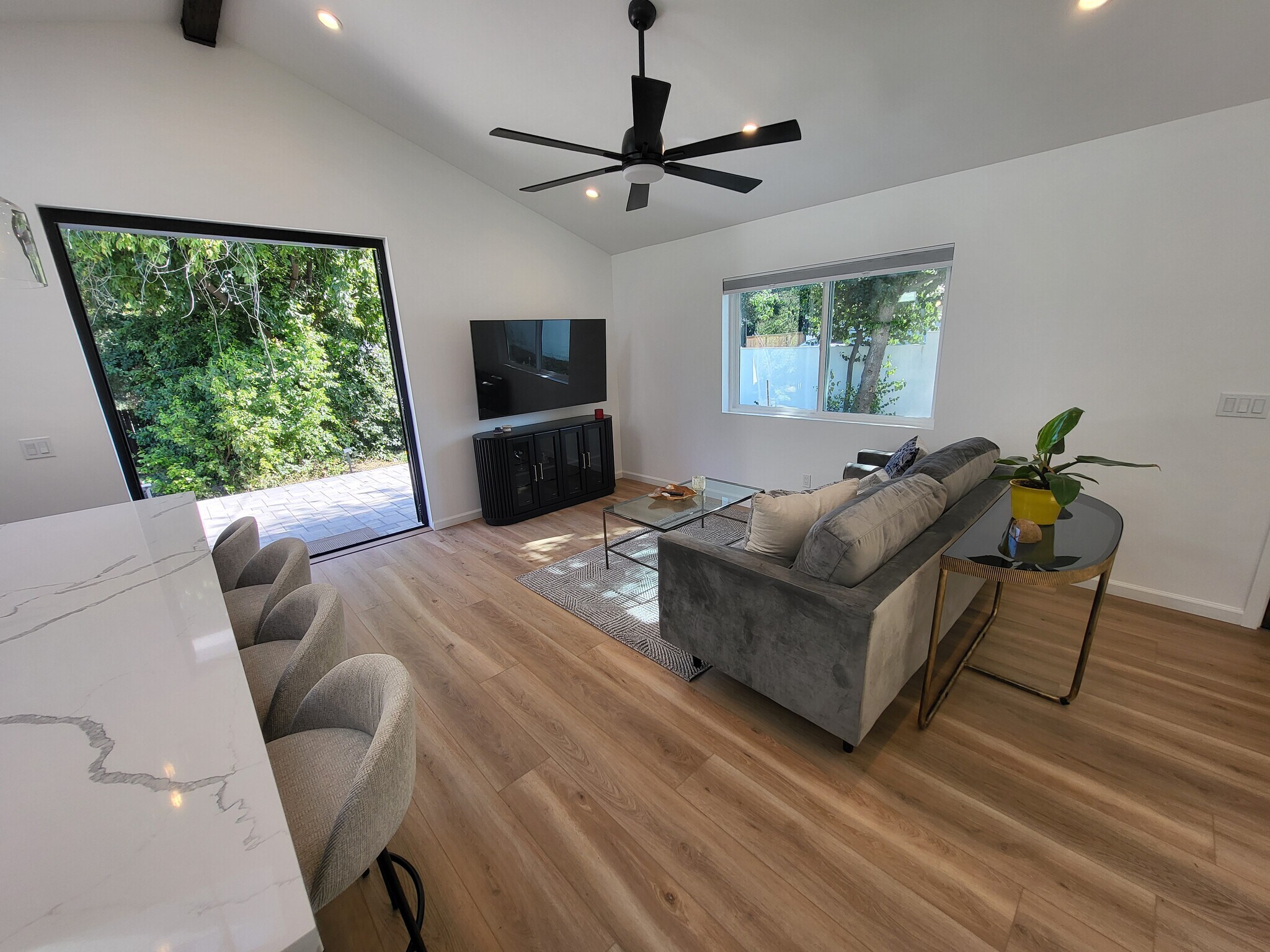 Building Photo - 409 N Rancho Rd