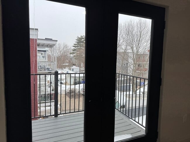 Building Photo - 100 Lincoln St