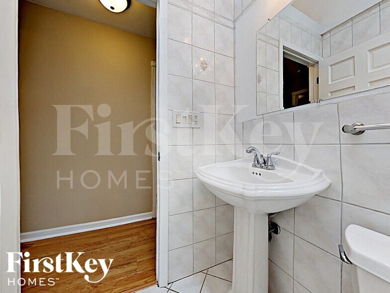 Building Photo - 786 N Shore Dr