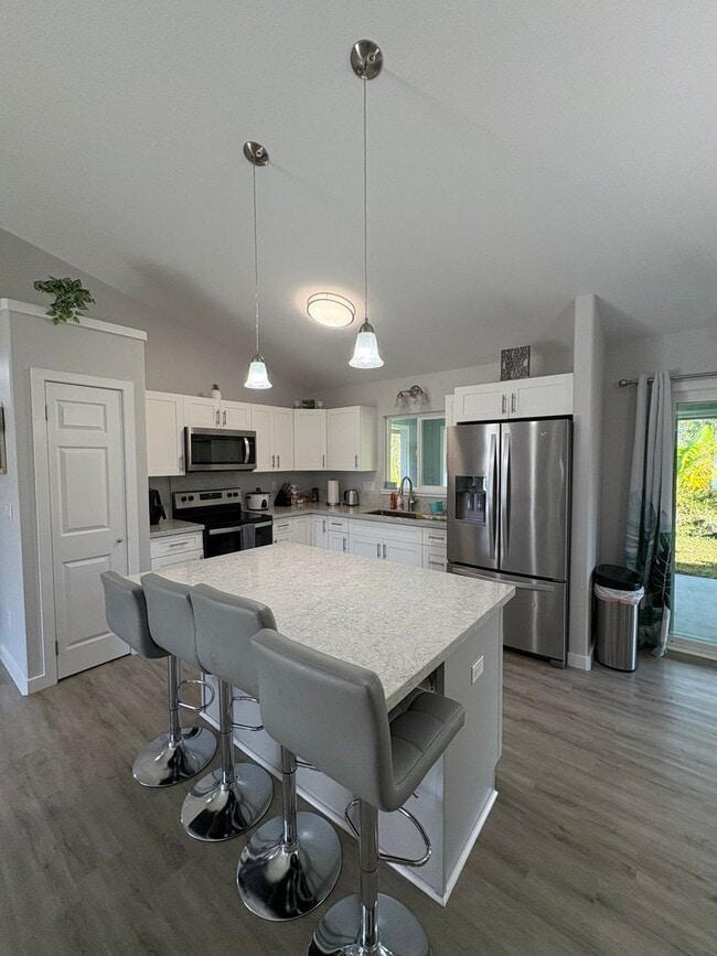 Building Photo - 16-2095 Rainbow Dr