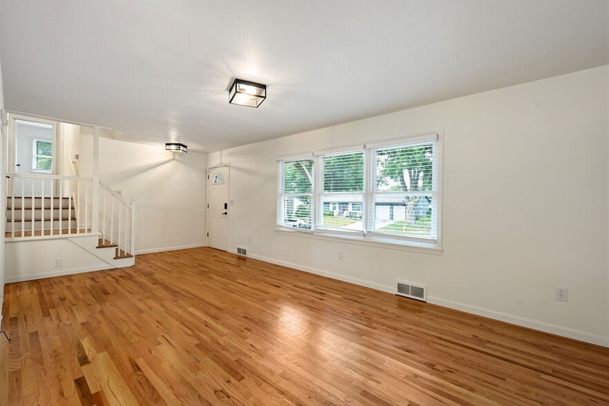 Building Photo - 303 S.W. Pinnell Dr