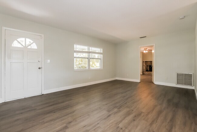 Building Photo - 3 Bedroom Home with Private Pool in Inverness