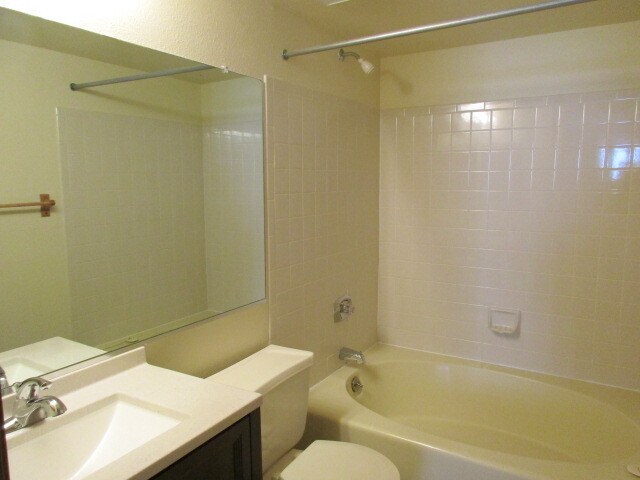 Building Photo - 921 S Zeno Way