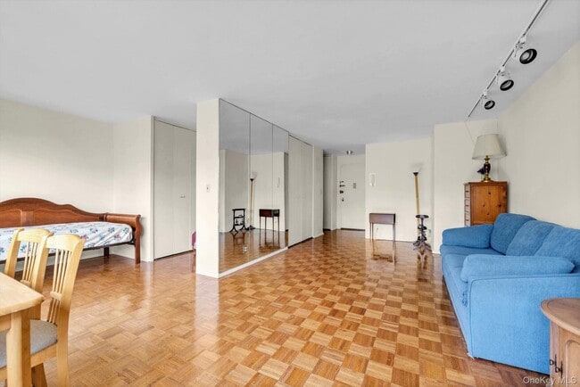 Building Photo - 555 Kappock St