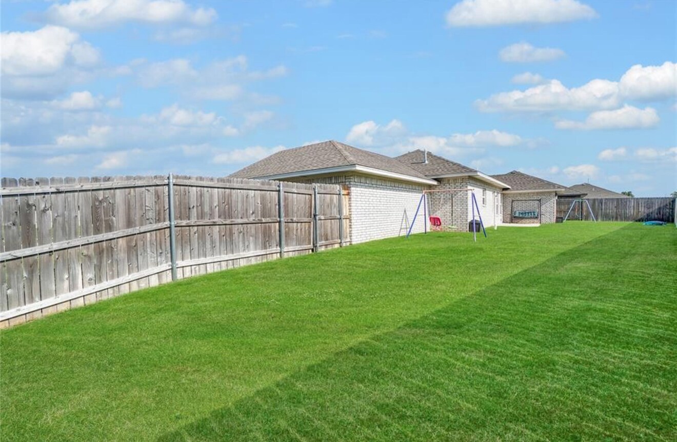 Building Photo - 1004 Village Dr