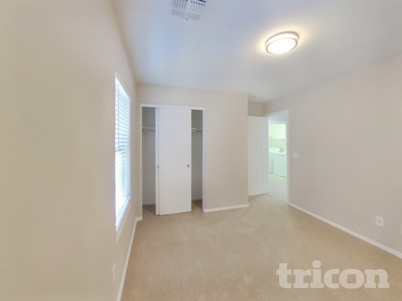 Building Photo - 6327 W Fawn Dr