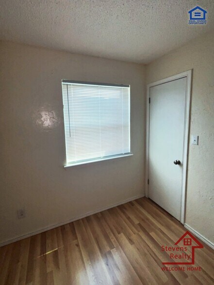 Building Photo - 2111 NW Lindy Ave