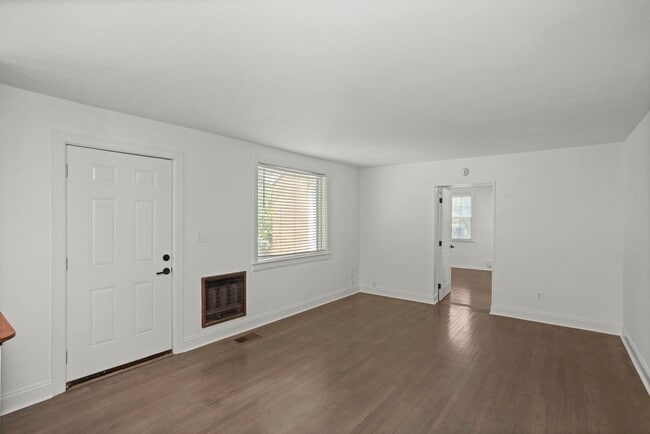 Building Photo - 1001 Horseshoe Dr