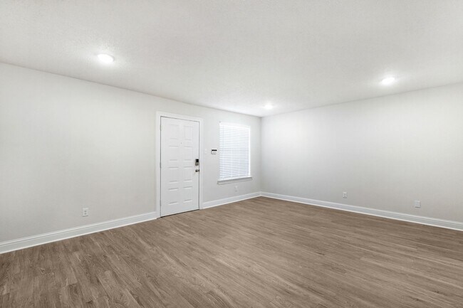 Building Photo - Art Walk