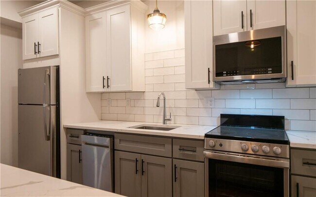 Building Photo - 15 Cranston Ave