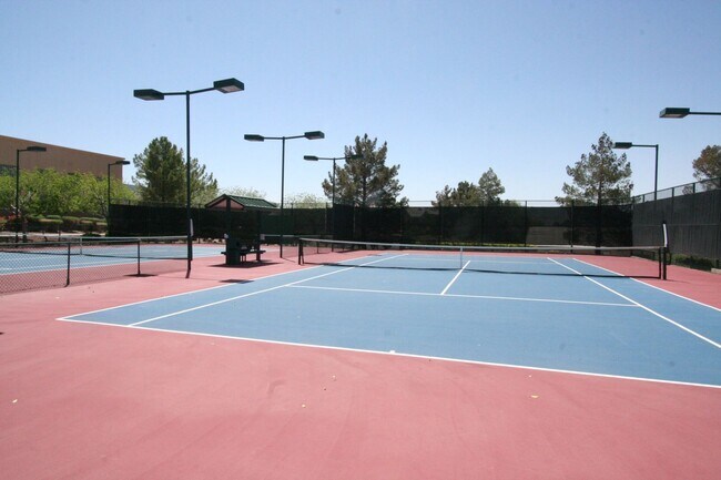 Building Photo - 2 bed w/den, 2 bath, 2 car single story house