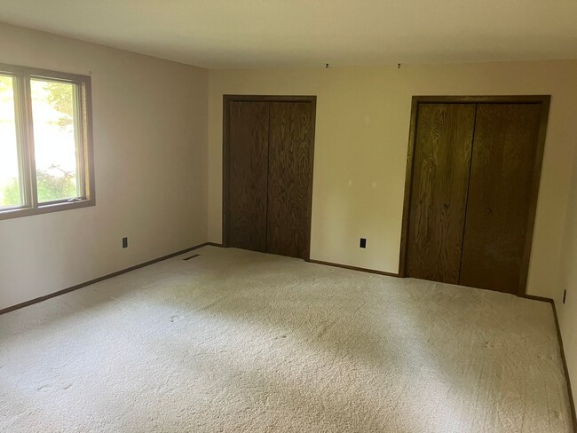 Building Photo - 4 Bedroom 3.5 Bath Wooded Lot