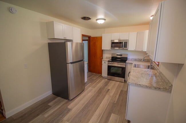 Building Photo - 2 BD 1BA Shaker Schools