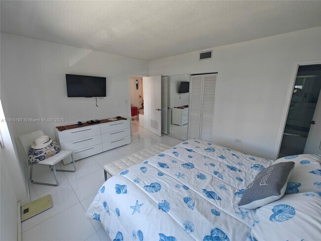 Building Photo - 801 Brickell Bay Dr