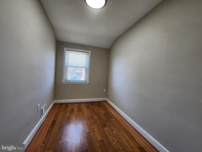 Building Photo - 1925 Ewald Ave