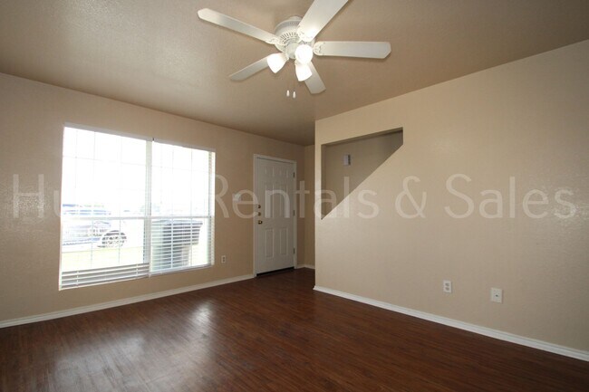 Building Photo - Spacious Three-Bedroom!