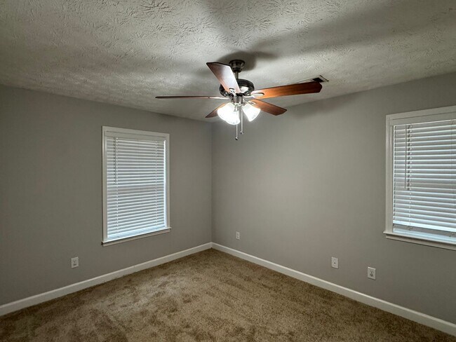 Building Photo - Lovely Brick Home!