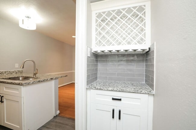 Building Photo - For Lease-Housing Vouchers Accepted | 2 Bed, 2 Bath | 925 Sq Ft | Lakecrest Community |