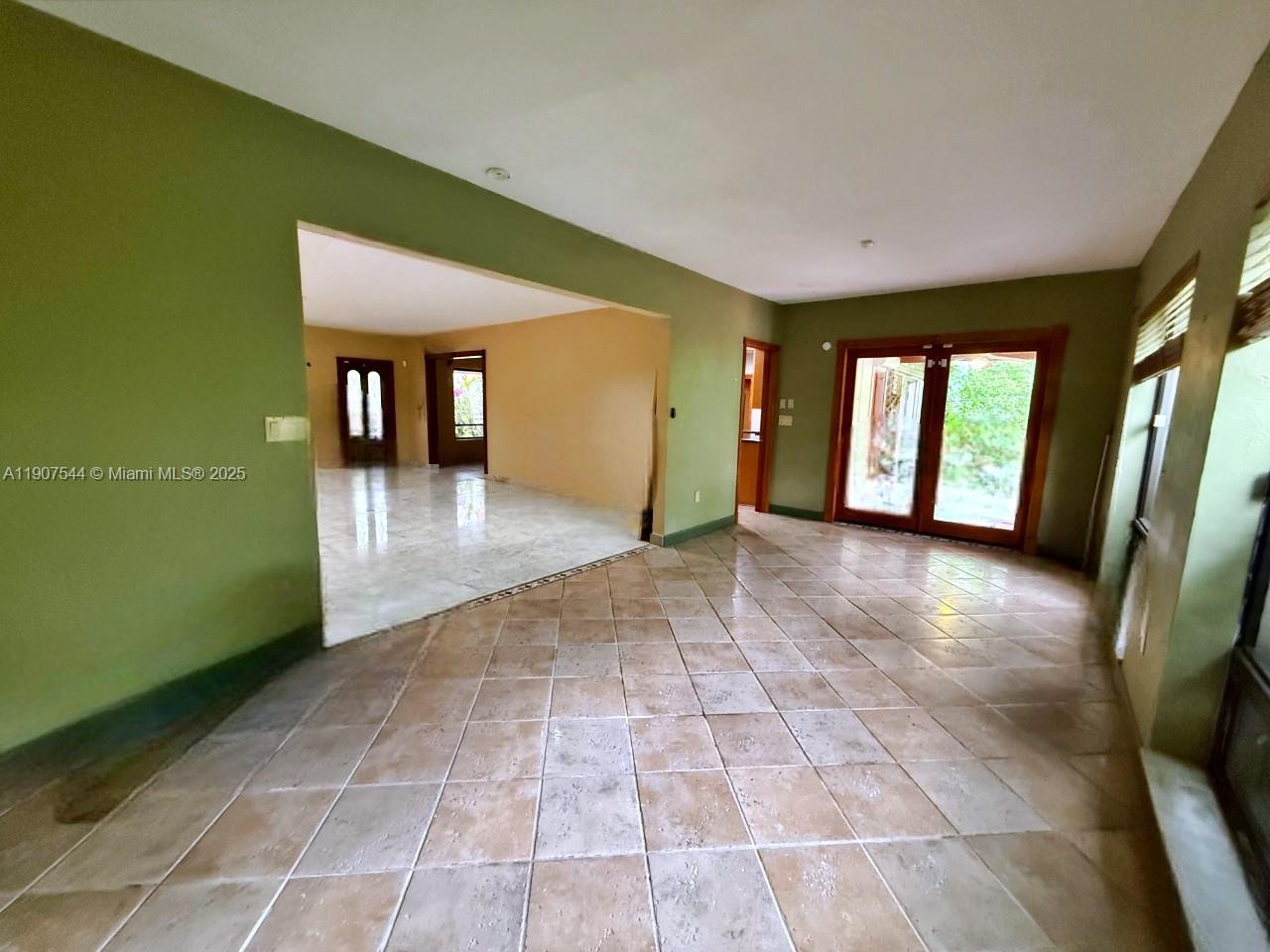 Building Photo - 1915 Country Club Prado