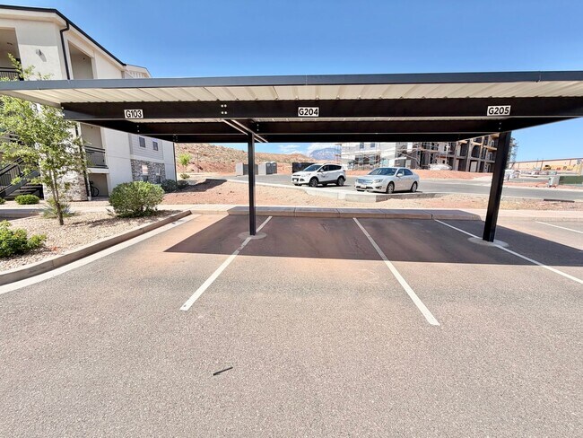 Building Photo - 2 Bed Lone Rock Condo!