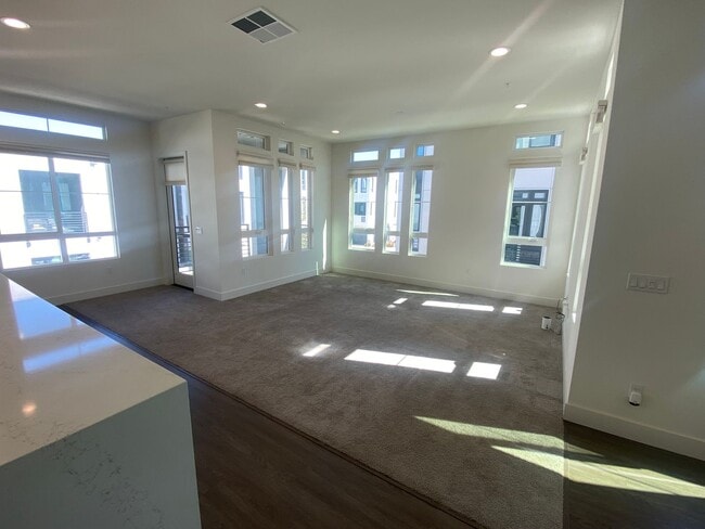 Building Photo - Modern Condo Living in the Heart of Alameda – Prime Location!