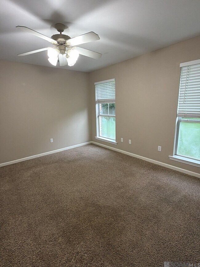 Building Photo - 10124 Nashville Ct