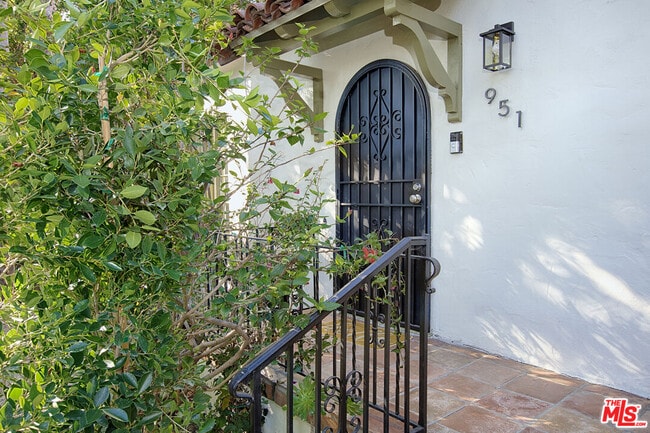 Building Photo - 951 N Martel Ave