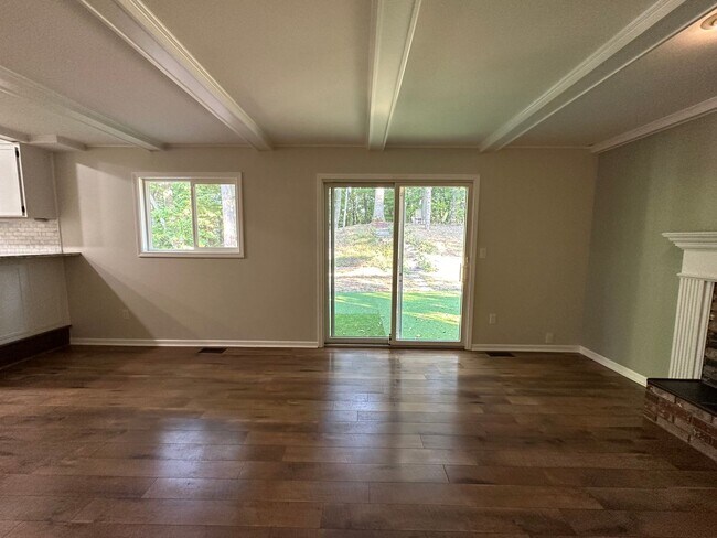 Building Photo - Large Four Bedroom Ranch in Forest Hills!