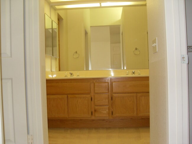 Building Photo - 2 BR / 2.5 BA 1420SQFT Chula Vista Apartment
