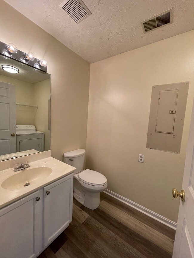 Building Photo - Beautiful Townhouse! All Electric, Washer/...
